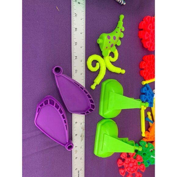 Kid k’nex 2 Incomplete Sets One Instruction Booklet Two Cases Random Pieces - Picture 3 of 6